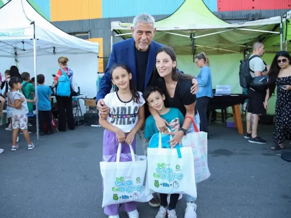 Jorge Ferraresi entreg&oacute; kits &ldquo;De Punta En Blanco&rdquo; en el Parque La Estaci&oacute;n
