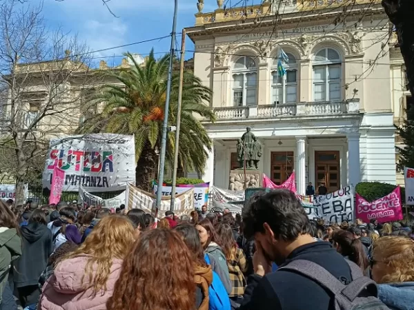 Un sector de los docentes bonaerenses protest&oacute; en Educaci&oacute;n