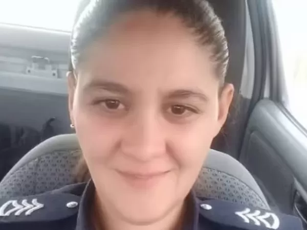 Una polic&iacute;a muri&oacute; de un disparo, el caso se investig&oacute; como suicidio, pero una vecina declar&oacute; que la asesinaron