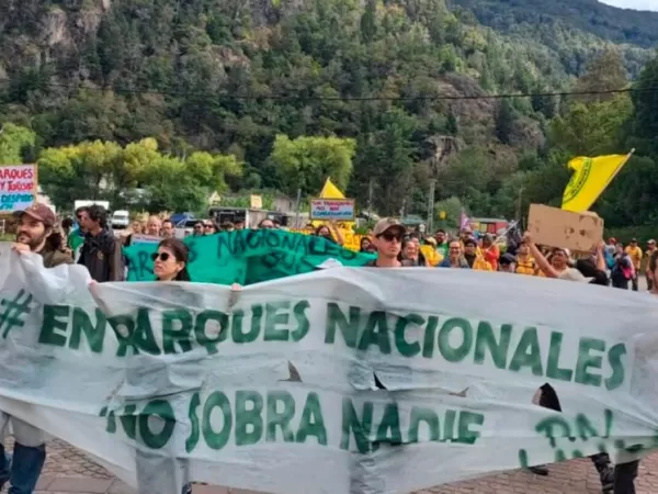 Mientras arde la Patagonia, el Gobierno amenaza con echar a casi 400 trabajadores de Parques Nacionales