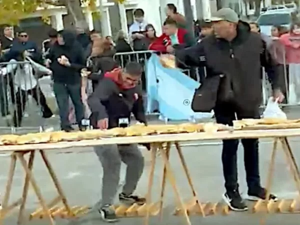 Caos por un s&aacute;ndwich gigante de matambre a la pizza