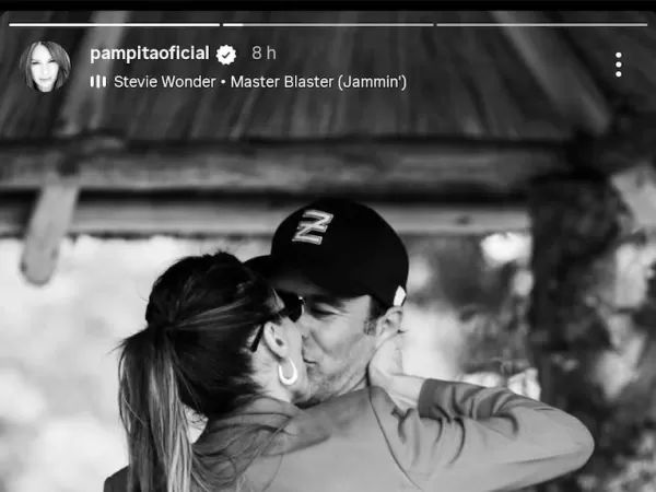 Pampita publicó una foto a los besos con Martín Pepa y sorprendió en las redes