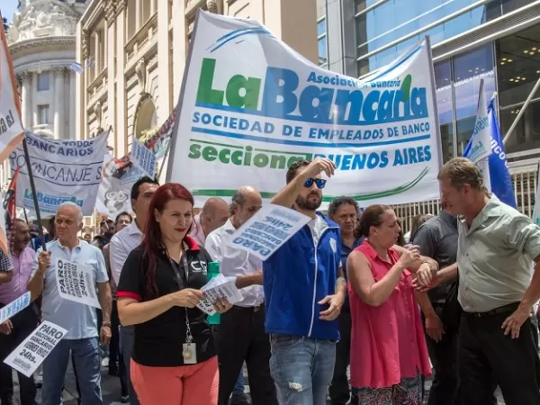 Trabajadores del Banco Central convocan un paro contra los despidos de Milei