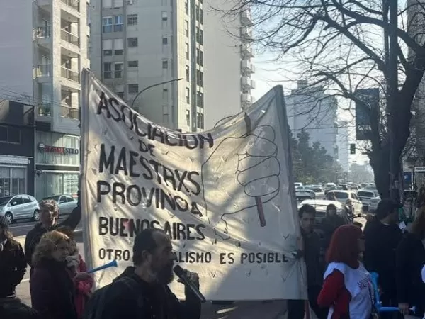 Un sector de los docentes va a paro contra Kicillof, en rechazo al aumento del 6%