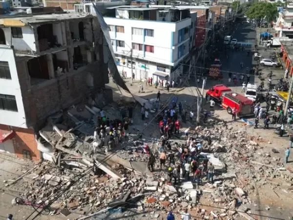 Ascienden a 240 los fallecidos y buscan a miles de sobrevivientes entre los escombros