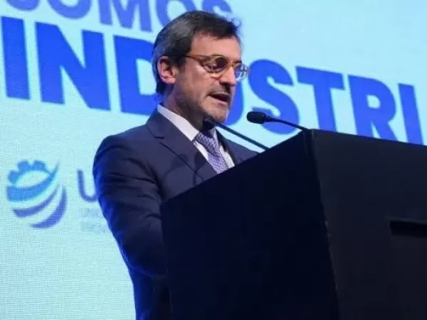El titular de la UIA le respondi&oacute; a Luis Caputo por sus cr&iacute;ticas a la industria y le pidi&oacute; por las condiciones para competir