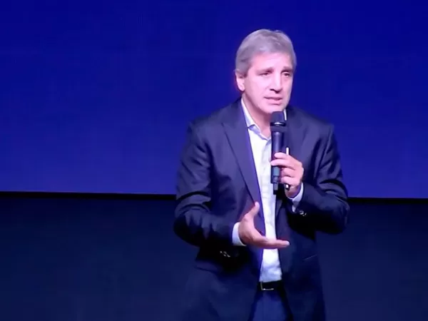 El exabrupto de Caputo: "A los que piden devaluar me dan ganas de cagarlos a patadas en el culo"