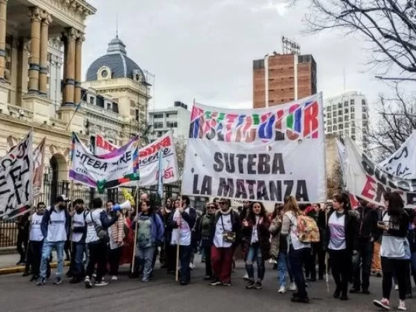 Docentes bonaerenses de SUTEBA Multicolor convocan un paro contra Kicillof