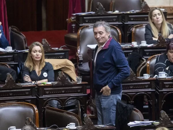 M&aacute;ximo Kirchner propone un nuevo impuesto a la salida de capitales y abre otra disputa fiscal con Javier Milei