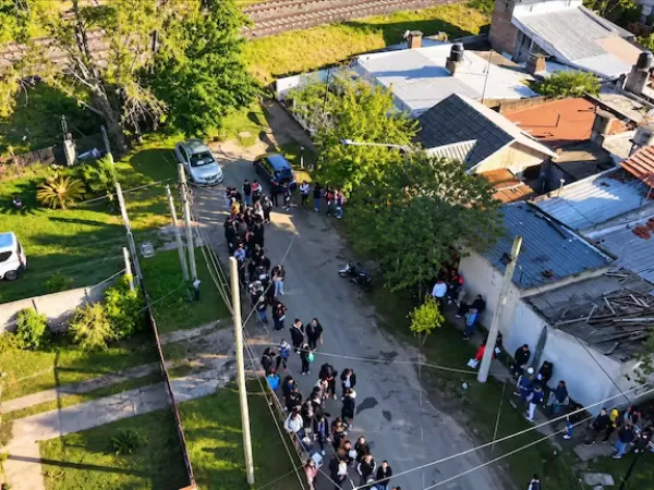 Miles de personas hicieron m&aacute;s de diez cuadras de fila para conseguir trabajo en un mayorista de alimentos