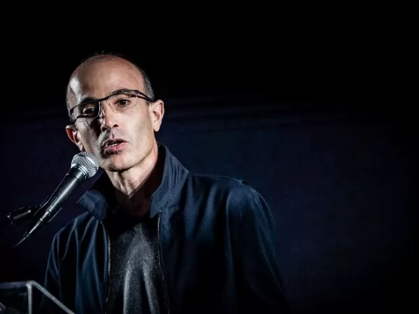 Yuval Noah Harari cuestion&oacute; la idea de Milei de darle personalidad jur&iacute;dica a la inteligencia artificial