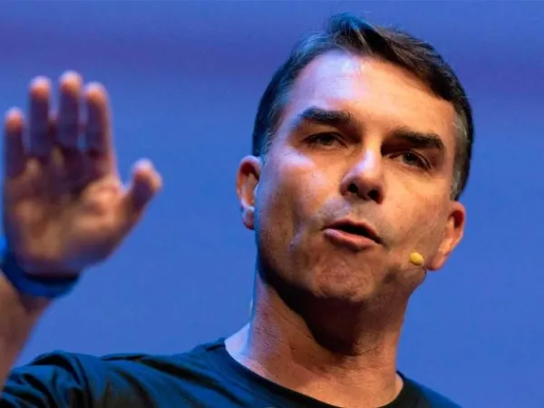 Fl&aacute;vio Bolsonaro le pidi&oacute; asilo pol&iacute;tico a Donald Trump y ya est&aacute; en vuelo a Estados Unidos