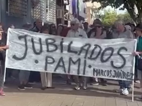 El drama de los jubilados del PAMI que viajan 120 km para atenderse porque cerr&oacute; el sanatorio de su ciudad