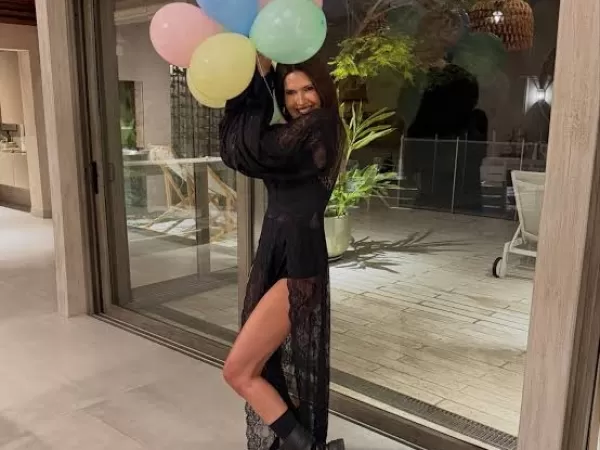 Isabel Macedo cumpli&oacute; 51 a&ntilde;os y deslumbr&oacute; con un vestido negro de transparencias