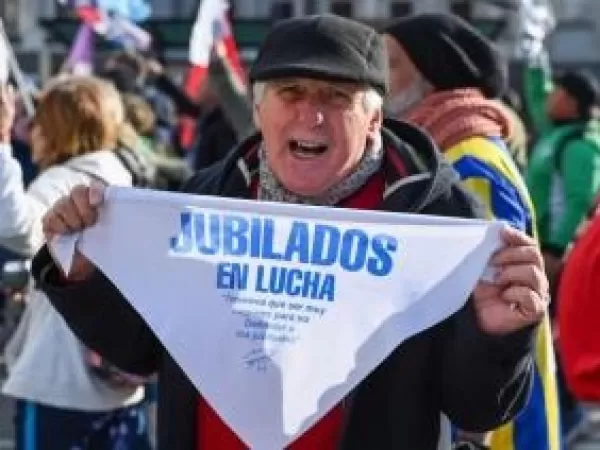 Jubilados municipales se movilizan