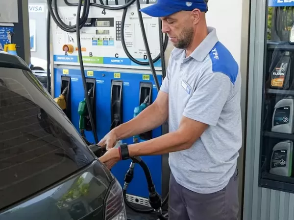 El Gobierno volvi&oacute; a aplicar una suba parcial de los impuestos al combustible