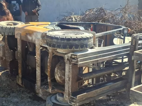 Un autoelevador volc&oacute; en un corral&oacute;n de materiales, aplast&oacute; a un operario y lo mat&oacute;