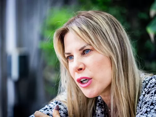 Lejos de pedir disculpas, Karen Reichardt se rio una vez m&aacute;s del hombre con Parkinson