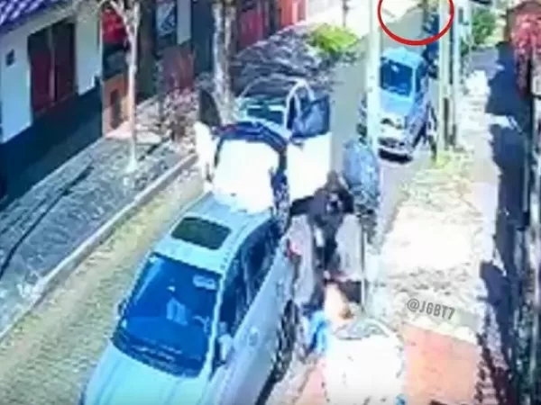 Fueron a visitar a su madre de 90 a&ntilde;os al geri&aacute;trico y les robaron el auto a plena luz del d&iacute;a