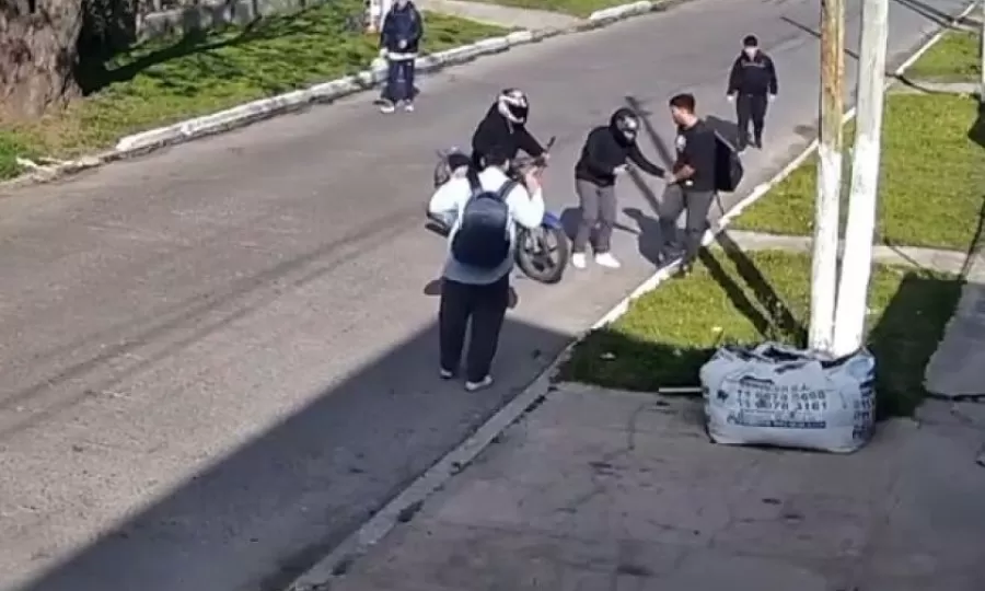 Motochorros golpearon y asaltaron a un grupo de chicos con autismo que volv&iacute;a del colegio