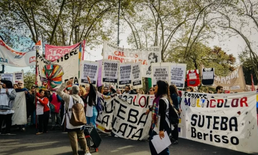 Docentes bonaerenses marchan a la Legislatura contra el Presupuesto 2026