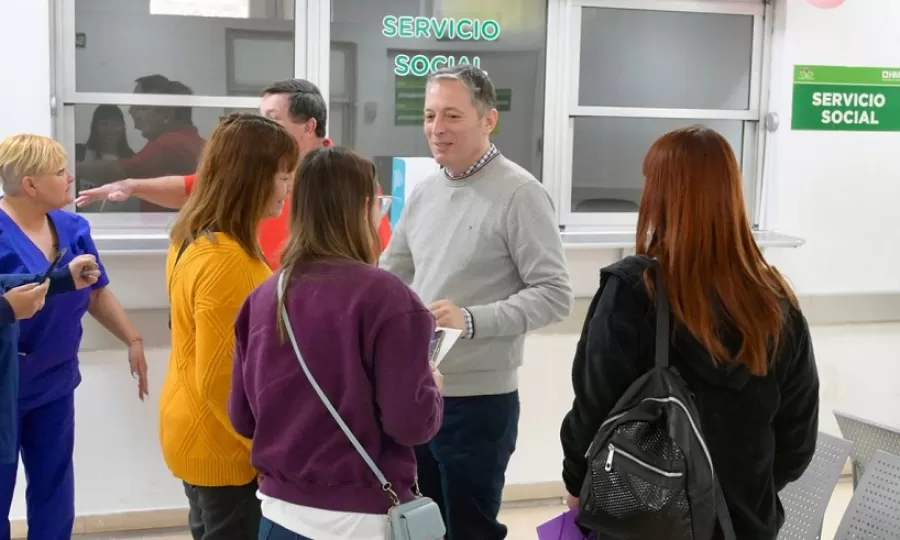 Gray recorrió el Hospital Municipal Santamarina y saludó a las madres en su día
