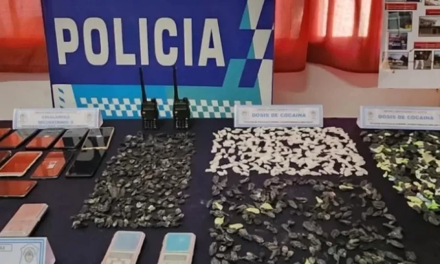 Vend&iacute;an droga a metros de un jard&iacute;n