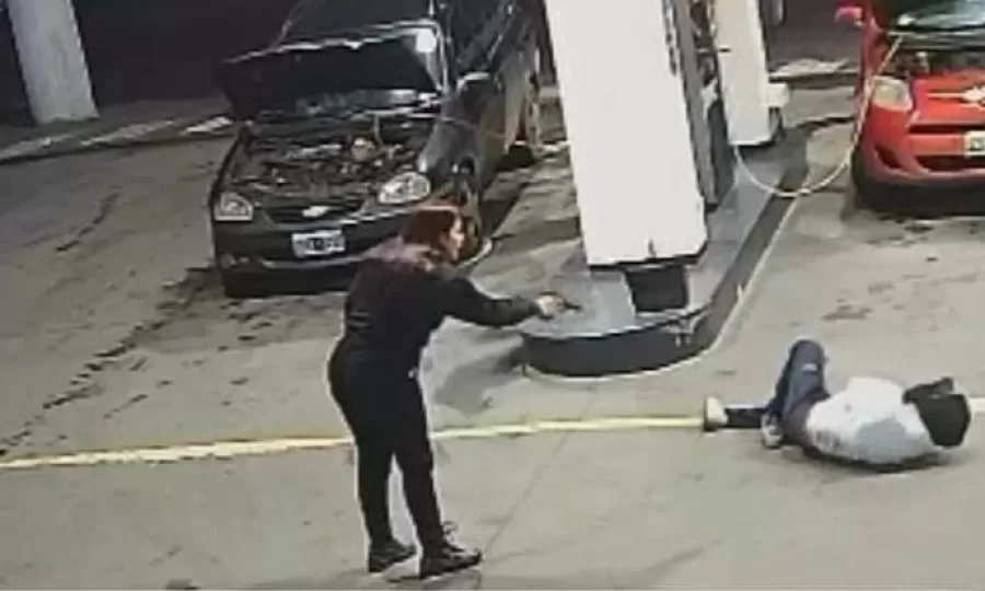 Una mujer polic&iacute;a bale&oacute; a un motochorro durante un intento de robo en una estaci&oacute;n de servicio