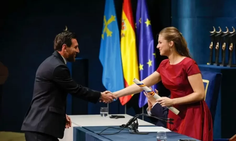 Lionel Messi recibi&oacute; el Premio Princesa de Asturias en una gala junto a la realeza espa&ntilde;ola y fue ovacionado