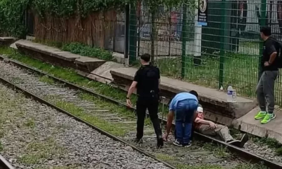 Un hombre cay&oacute; a las v&iacute;as del tren y tuvieron que rescatarlo