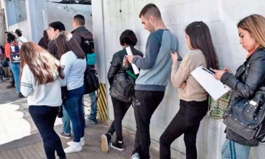 El seguro de desempleo creci&oacute; casi 30% por los despidos en industria, comercio y construcci&oacute;n