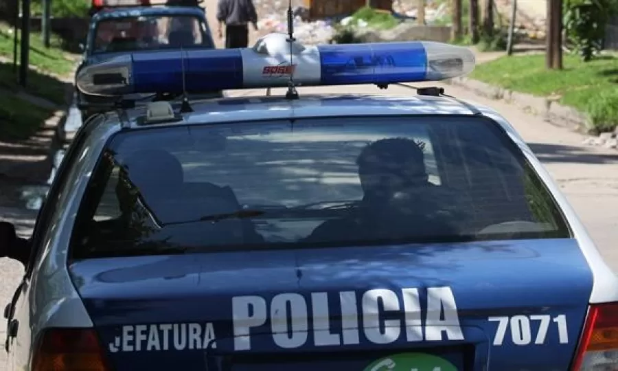 Atrap&oacute; a un ladr&oacute;n que intent&oacute; robarle la camioneta, lo retuvo a punta de pistola y lo entreg&oacute; a la polic&iacute;a