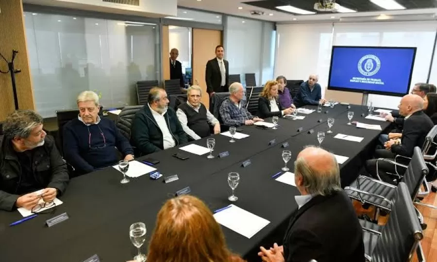 Fracas&oacute; la reuni&oacute;n del Consejo del Salario: el Gobierno decidir&aacute; la pr&oacute;xima suba del sueldo m&iacute;nimo por decreto