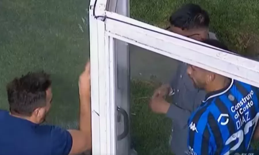 Un jugador de Atlético Tucumán pidió que le abrieran una puerta para ir a la platea a pelearse con un hincha