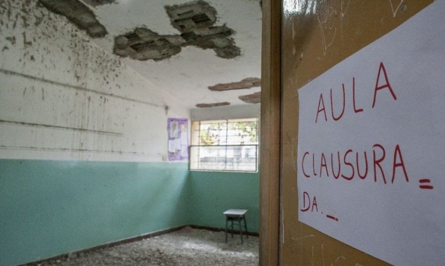 La oposición cuestiona que hay "escuelas a las que se les caen los techos.