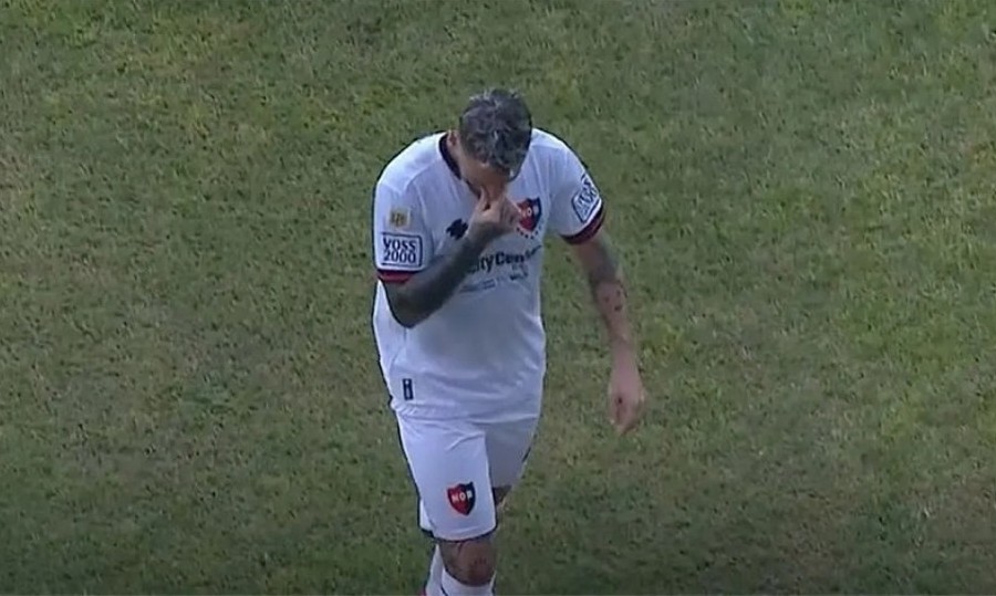Darío Benedetto sufrió una molestia muscular y jugó solo 33 minutos.