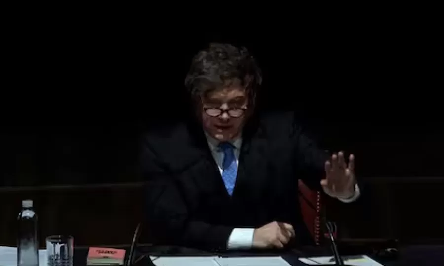 Milei arremeti&oacute; contra empresarios, periodistas y opositores en un homenaje a Adam Smith