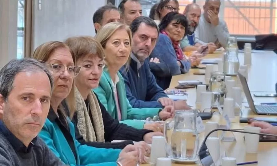 Kicillof reanuda las paritarias con gremios docentes, judiciales y estatales bonaerenses