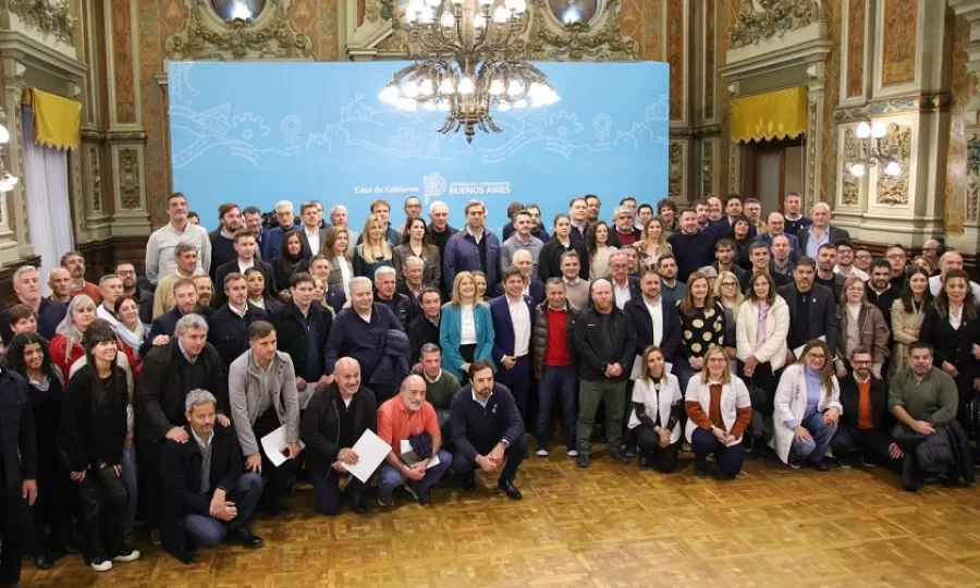 Kicillof volvi&oacute; a reunir intendentes peronistas, radicales y vecinalistas por el ajuste en Salud