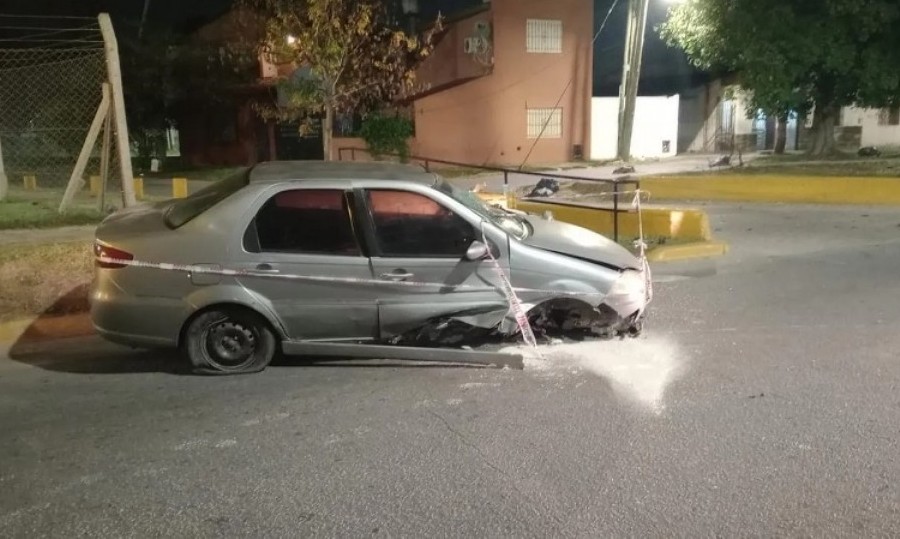 El conductor fue asistido por Emergencias Lomas y el auto sufrió serios daños.