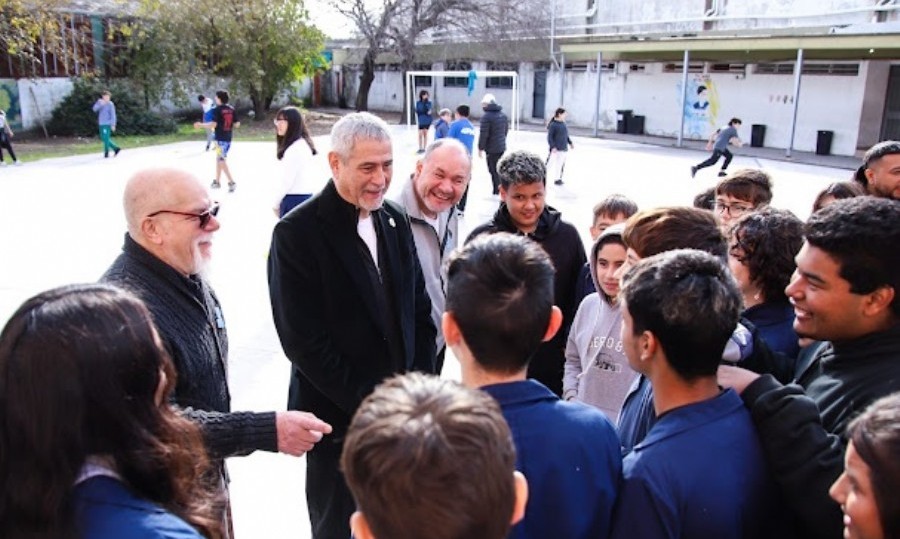 El jefe comunal recorrió cada institución y conversó con sus alumnos y autoridades.