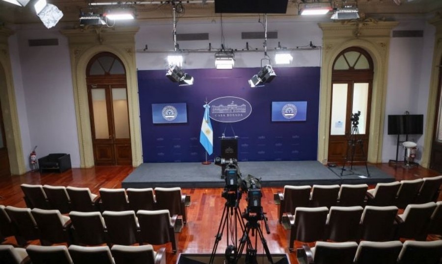 El Gobierno restringió las acreditaciones de los periodistas en la Rosada e impuso un código de vestimenta