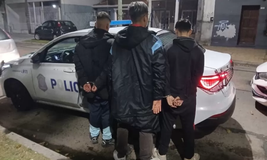 Cayeron cuatro sospechosos tras el robo de un auto en Lan&uacute;s