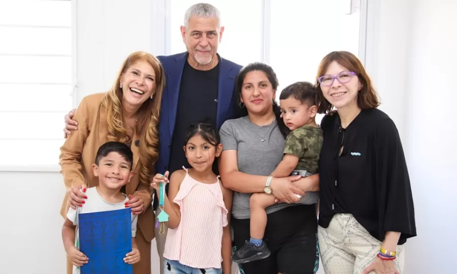 Ferraresi y Batakis entregaron viviendas en Isla Maciel