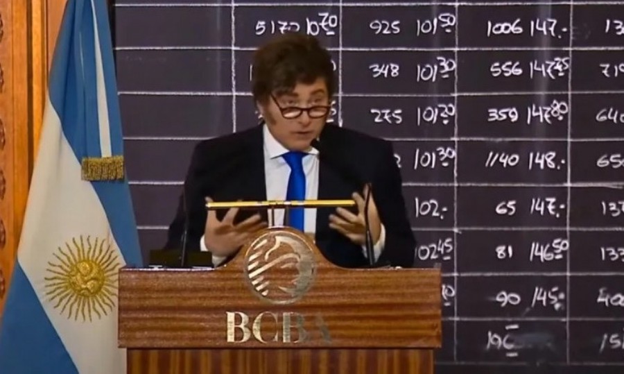El Presidente dio un discurso en la Bolsa de Comercio luego de que el Senado convirtiera en ley proyectos cuestionados por su costo fiscal.