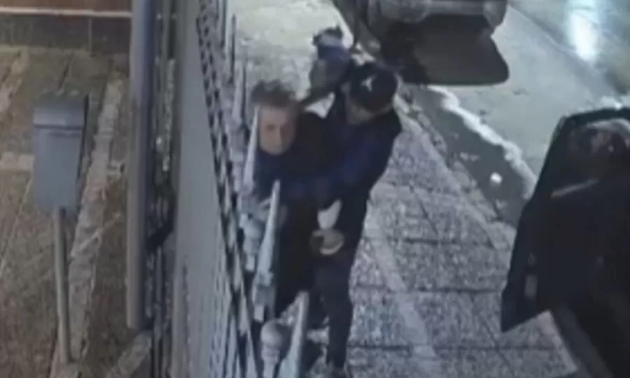 Le apuntaron con un arma en la cabeza y se llevaron su camioneta