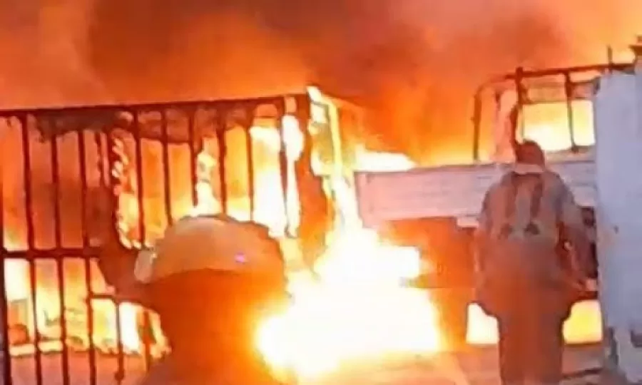Se incendi&oacute; un galp&oacute;n y se quemaron dos camionetas