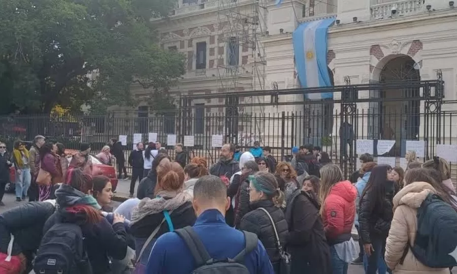 Docentes bonaerenses se movilizar&aacute;n a la Gobernaci&oacute;n para reclamar paritarias y aumentos de salarios