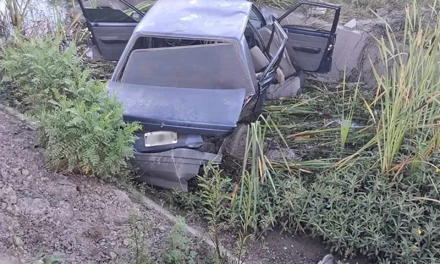 Una joven murió y cuatro hombres resultaron heridos en un violento choque