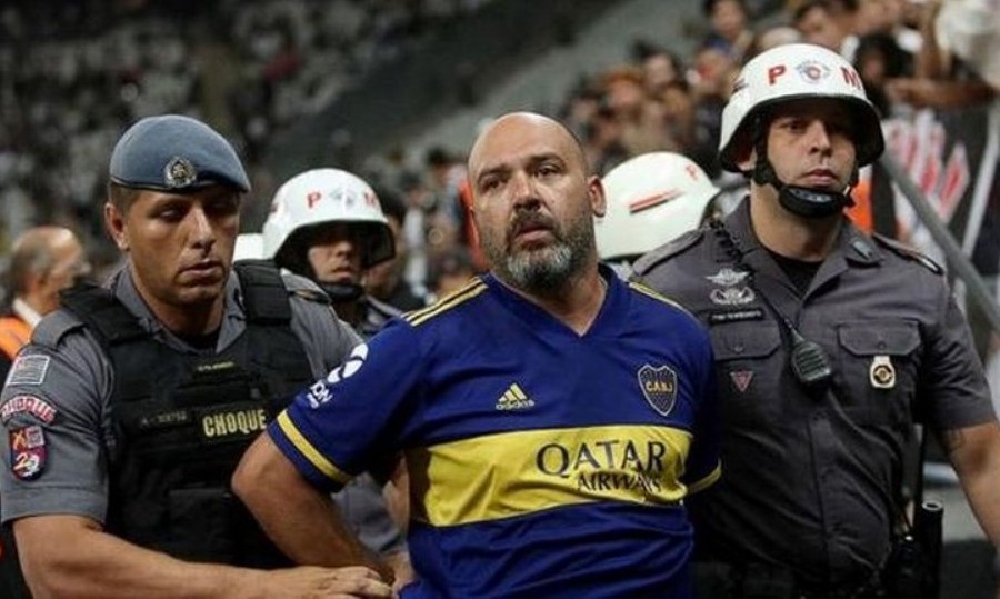 El simpatizante fue retirado de una de las gradas del estadio por la policía.